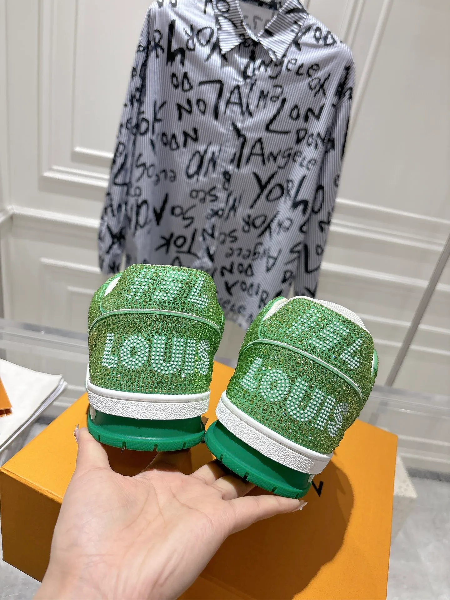 💕💕Factory direct selling price p840💕💕 Top version #couple style ⚠️ Comes with a full set of aviation box packaging ⚠️2️⃣0️⃣2️⃣5️⃣The hot LV full diamond 𝘁𝗿𝗮𝗶𝗻𝗲𝗿 series of the latest couple's sneakers, the quality has been upgraded again, the details are awesome It just doesn’t look too good! The model was sold out immediately within ten minutes of the official website going on sale. TPU outsole, mold fee is 2w+. The texture is comparable to the original version. The feet are made of polymeter micro-material and breathable British mesh. The details are the same as the original version. Please pay attention to distinguish the currency materials on the market. Size: Female 35-39, Male 39-45M